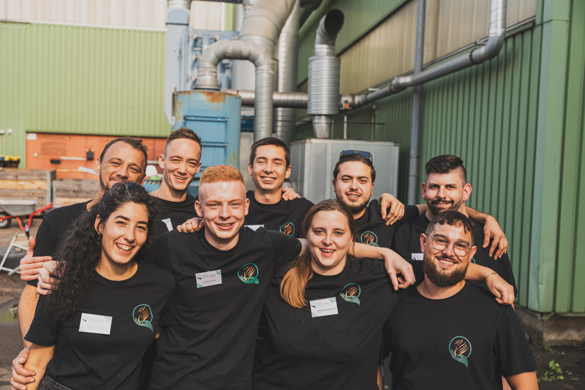 Team von Eddys Gebäudetechnik GmbH vor der Werkstatt